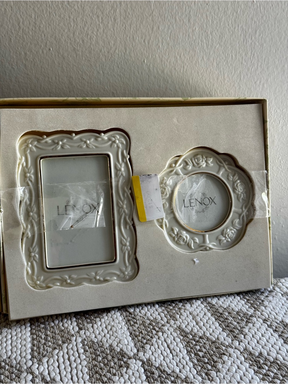 Lenox set of two porcelain gold trim picture frames NEW - Picture 5 of 5